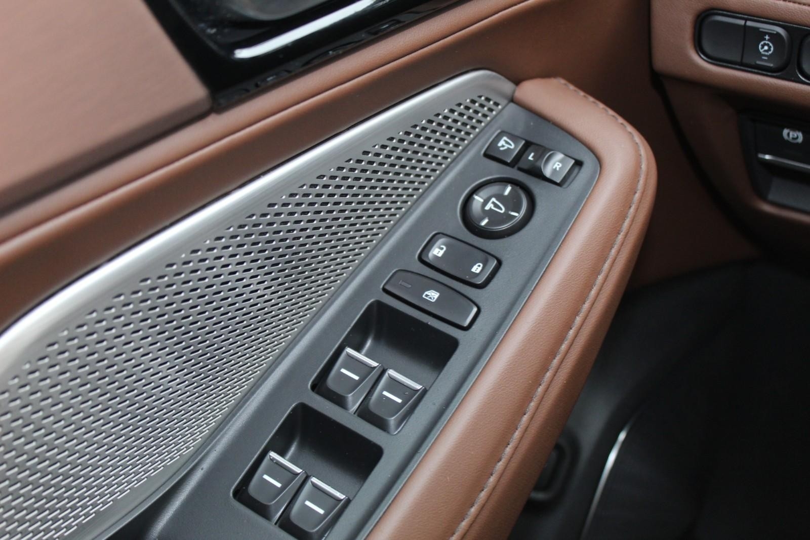 Volkswagen Atlas Vehicle Full-screen Gallery Image 03